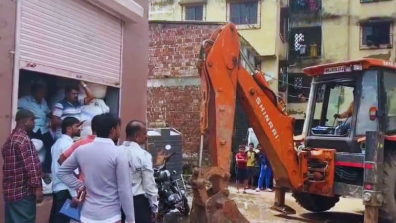 Vasai-Virar : वसई-विरारमध्ये अवैध बांधकाम माफियाची दहशत; तोडक कारवाई रोखली, मनपा कर्मचारी 3 तास ताटकळत उभे Vasai-Virar : वसई-विरारमध्ये अवैध बांधकाम माफियाची दहशत; तोडक कारवाई रोखली, मनपा कर्मचारी 3 तास ताटकळत उभे