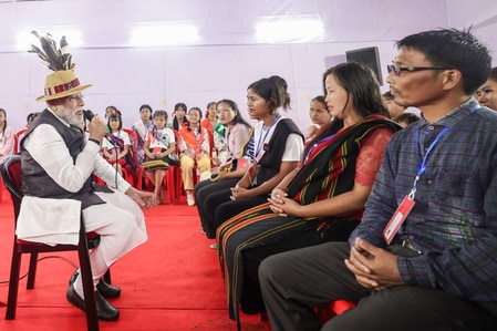 हिंसा प्रभावित लोगों से बात करते पीएम मोदी. हिंसा प्रभावित लोगों से बात करते पीएम मोदी.