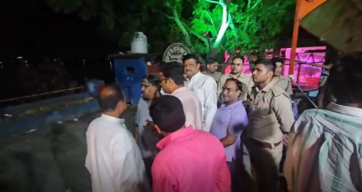 UP: भीड़ लगाकर देख रहे थे बाढ़ का बहाव, रेलिंग गिरी तो हो गया कांड 