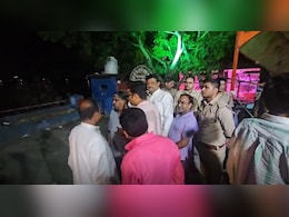 UP: भीड़ लगाकर देख रहे थे बाढ़ का बहाव, रेलिंग गिरी तो हो गया कांड  UP: भीड़ लगाकर देख रहे थे बाढ़ का बहाव, रेलिंग गिरी तो हो गया कांड