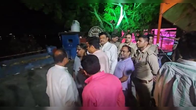 UP: भीड़ लगाकर देख रहे थे बाढ़ का बहाव, रेलिंग गिरी तो हो गया कांड UP: भीड़ लगाकर देख रहे थे बाढ़ का बहाव, रेलिंग गिरी तो हो गया कांड