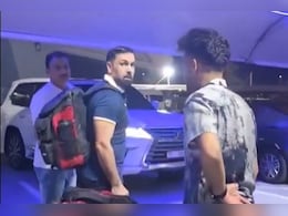 VIDEO: मोहम्मद नबी ने जिसके ओवर में लगाए 5 छक्के, उसके पिता के मौत की खबर सुनकर हुए हैरान VIDEO: मोहम्मद नबी ने जिसके ओवर में लगाए 5 छक्के, उसके पिता के मौत की खबर सुनकर हुए हैरान