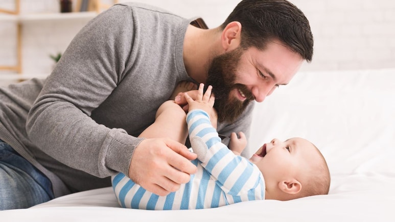parenting Tips: तुम्हीही बाळाला गुदगुल्या करता का? आजपासून थांबवा, डॉक्टरांनी सांगितला 'हा' धोका