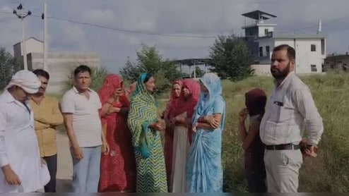 खाटूश्‍यामजी रोड पर मह‍िला के साथ हो गया कांड, गाय को रोटी ख‍िलाकर लौट रही थी वापस