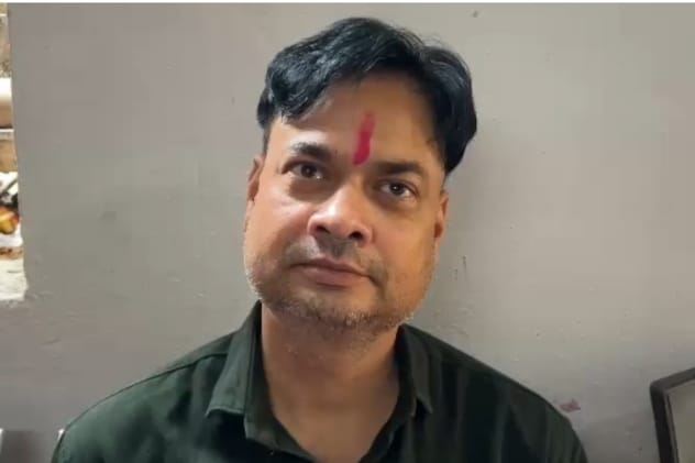 आरोपी टीचर मनोज चौरसिया का कहना है कि वो निर्दोष हैं और उनके पास सारे सबूत भी हैं. आरोपी टीचर मनोज चौरसिया का कहना है कि वो निर्दोष हैं और उनके पास सारे सबूत भी हैं.