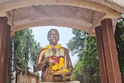 Paint Thrown At Statue Of Bal Thackeray's Wife Meenatai, 1 Arrested: Police Paint Thrown At Statue Of Bal Thackeray's Wife Meenatai, 1 Arrested: Police