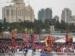 Lord Ganesha Visarjan 2025 Highlights: Hundreds Of People Immerse Idols At Mumbai's Girgaon Chowpatty Lord Ganesha Visarjan 2025 Highlights: Hundreds Of People Immerse Idols At Mumbai's Girgaon Chowpatty