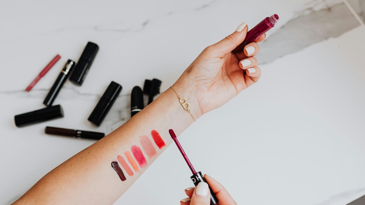 Avoid Lip Gloss Stickiness And Smudging: Dos And Donts