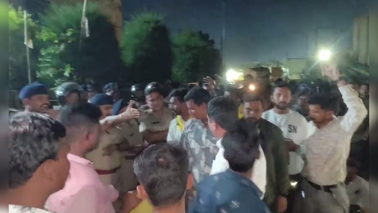एमपी में ऑयल फैक्ट्री में गैस रिसाव से हादसे के बाद बवाल, तीनों शव रखकर परिजनों का प्रदर्शन; कर रहे ये मांग एमपी में ऑयल फैक्ट्री में गैस रिसाव से हादसे के बाद बवाल, तीनों शव रखकर परिजनों का प्रदर्शन; कर रहे ये मांग