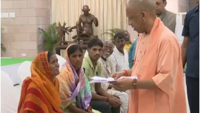 UP News: 'मेरे बेटे को जिंदगी दे दीजिए', बूढ़ी मां का दर्द सुन भावुक हुए CM योगी, कैंसर पीड़ित बेटे को भिजवाया अस्पताल