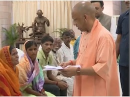 UP News: 'मेरे बेटे को जिंदगी दे दीजिए', बूढ़ी मां का दर्द सुन भावुक हुए CM योगी, कैंसर पीड़ित बेटे को भिजवाया अस्पताल UP News: 'मेरे बेटे को जिंदगी दे दीजिए', बूढ़ी मां का दर्द सुन भावुक हुए CM योगी, कैंसर पीड़ित बेटे को भिजवाया अस्पताल