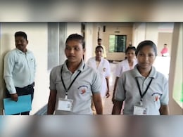 'बंदूक' छोड़कर पकड़ी 'सुई-धागा'. गरियाबंद में 6 इनामी नक्सली यूं बुन रहे हैं नई जिंदगी का सपना 'बंदूक' छोड़कर पकड़ी 'सुई-धागा'. गरियाबंद में 6 इनामी नक्सली यूं बुन रहे हैं नई जिंदगी का सपना