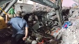 Indore Building Collapses: मलबे में दबे 14 लोगों को प्रशासन ने किया रेस्क्यू, मुआयने के लिए घटनास्थल पहुंची FSL की टीम, नमूने किए एकत्र