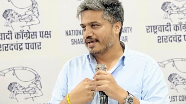 Rohit Pawar News: 'संन्यास नको फक्त उत्तर द्या...', थेट पुरावे दाखवत रोहित पवारांचे बावनकुळेंना आव्हान Rohit Pawar News: 'संन्यास नको फक्त उत्तर द्या...', थेट पुरावे दाखवत रोहित पवारांचे बावनकुळेंना आव्हान
