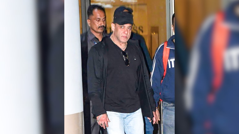 लद्दाख में फिल्म की शूटिंग कर मुंबई लौटे सलमान खान, क्लीन शेव में दिखा भाईजान का नया लुक लद्दाख में फिल्म की शूटिंग कर मुंबई लौटे सलमान खान, क्लीन शेव में दिखा भाईजान का नया लुक