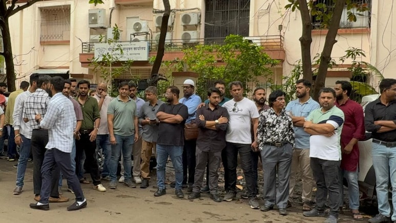 Dombivli : आमच्या सुरक्षिततेचे काय? डोंबिवलीत नमाजवरून झालेल्या मारहाणीनंतर मुस्लीम समाजाचा प्रशासनाला प्रश्न Dombivli : आमच्या सुरक्षिततेचे काय? डोंबिवलीत नमाजवरून झालेल्या मारहाणीनंतर मुस्लीम समाजाचा प्रशासनाला प्रश्न