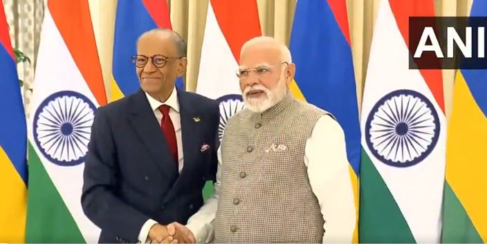 LIVE:  वाराणसी पहुंचे PM मोदी को देखने के लिए लंबी लाइनें, आज मॉरीशस पीएम से होगी मुलाकात