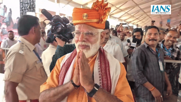 मंच पर पीएम मोदी का हो रहा था इंतजार, तभी रैली में पहुंचे 'मोदी' को देख सब क्यों रह गए हैरान