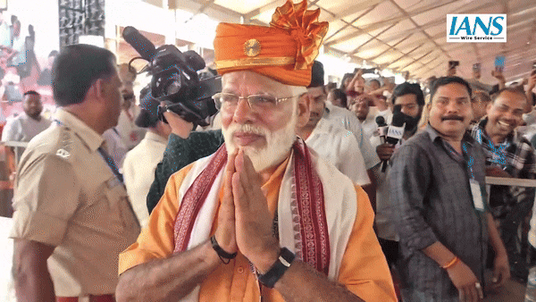 मंच पर पीएम मोदी का हो रहा था इंतजार, तभी रैली में पहुंचे 'मोदी' को देख सब क्यों रह गए हैरान मंच पर पीएम मोदी का हो रहा था इंतजार, तभी रैली में पहुंचे 'मोदी' को देख सब क्यों रह गए हैरान