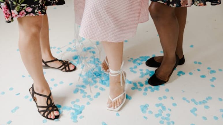 Amazon Early Deals: वीमेन के स्टाइलिश Flat Footwear पर आ गई शानदार डील्स, कीमत देख रह जाएंगे हैरान Amazon Early Deals: वीमेन के स्टाइलिश Flat Footwear पर आ गई शानदार डील्स, कीमत देख रह जाएंगे हैरान
