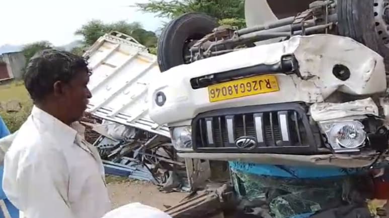 Rajasthan: आमने-सामने की भिड़ंत में वाहनों के उड़ गए परखच्चे, दो लोगों की हो गई दर्दनाक मौत Rajasthan: आमने-सामने की भिड़ंत में वाहनों के उड़ गए परखच्चे, दो लोगों की हो गई दर्दनाक मौत