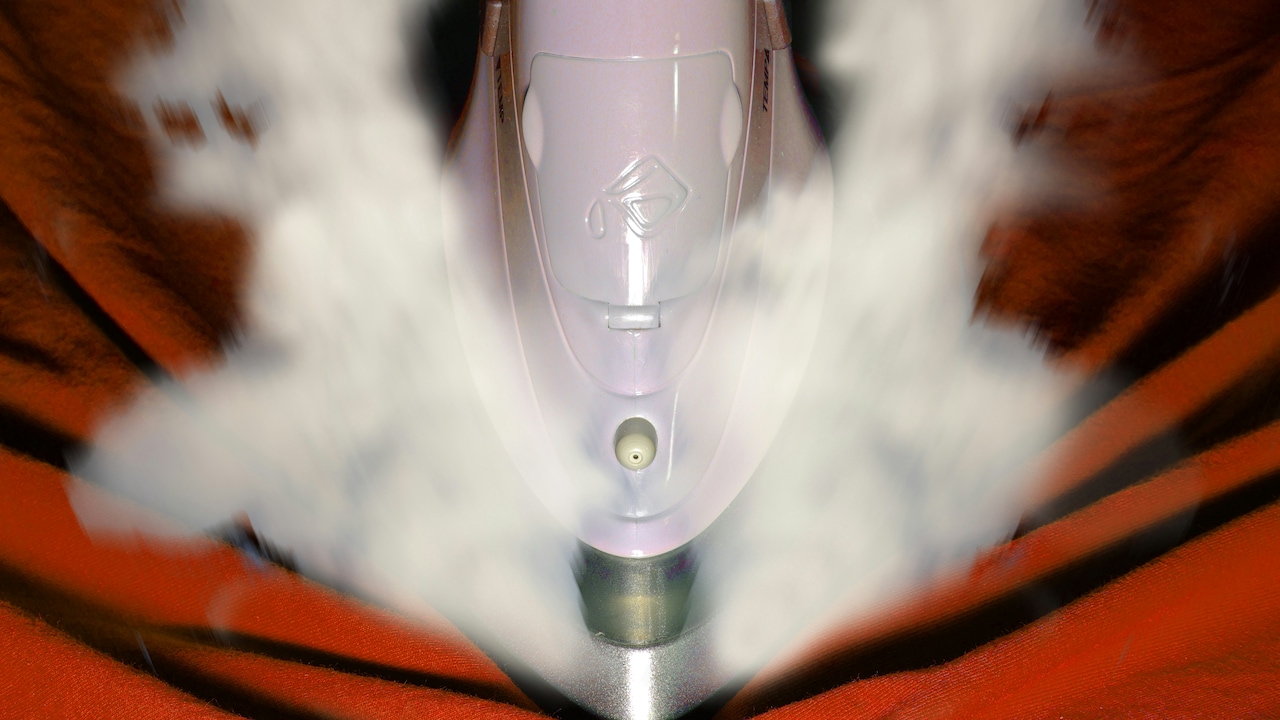 Steam Iron Vs Dry Iron: Which One Works Better For Daily Use?