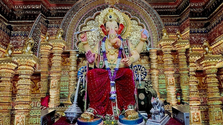 Lalbaugcha Raja: रेमंडच्या गौतम सिंघानियांचं लालबागच्या राजाला भरूभरून दान, VIDEO व्हायरल