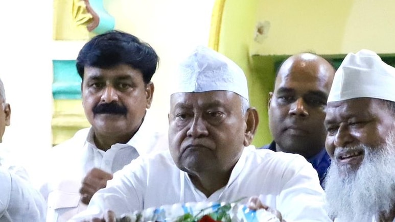 पहले इनकार, फिर इकरार... नीतीश के टोपी पहनने के पीछे क्या संदेश?