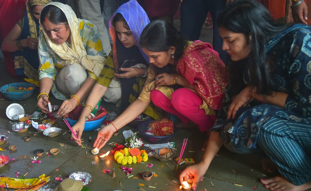 नवरात्रि के पहले दिन प्रयागराज के एक देवी मंदिर के परिसर में पूजा-पाठ करती महिलाएं. नवरात्रि के पहले दिन प्रयागराज के एक देवी मंदिर के परिसर में पूजा-पाठ करती महिलाएं.