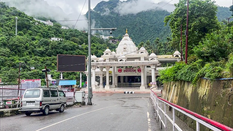 अभी भी दो दिन और जम्मू-कश्मीर पर हैं भारी, वैष्णो देवी यात्रा 8 दिन से ठप, सैकड़ों सड़कें बह गईं