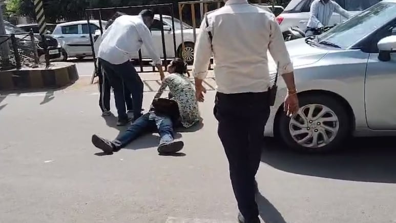 Gwalior News: कार के सामने लेटा प्रेमी जोड़ा, आपस में भिड़े दोनों के परिजन, एसपी ऑफिस में हाईवोल्टेज ड्रामा