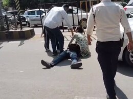 Gwalior News: कार के सामने लेटा प्रेमी जोड़ा, आपस में भिड़े दोनों के परिजन, एसपी ऑफिस में हाईवोल्टेज ड्रामा Gwalior News: कार के सामने लेटा प्रेमी जोड़ा, आपस में भिड़े दोनों के परिजन, एसपी ऑफिस में हाईवोल्टेज ड्रामा