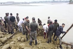 Indian Army Steps In As Rising Ravi River Poses Threat To Jammu-Pathankot Highway Indian Army Steps In As Rising Ravi River Poses Threat To Jammu-Pathankot Highway