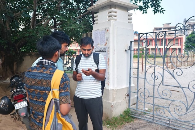 एग्जान गेट के बाहर खड़े अभ्यर्थी एग्जान गेट के बाहर खड़े अभ्यर्थी