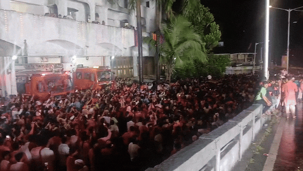 लाइट जली और बजने लगे सायरन... मुंबई फायर ब्रिगेड ने ऐसे दी लालबाग के राजा को सलामी लाइट जली और बजने लगे सायरन... मुंबई फायर ब्रिगेड ने ऐसे दी लालबाग के राजा को सलामी