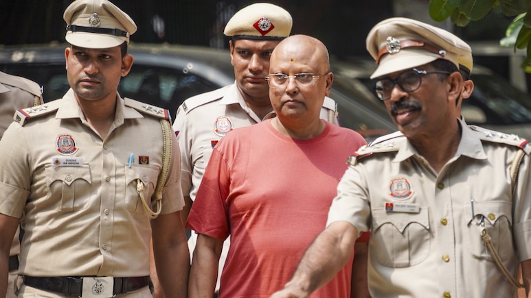 अश्लील मैसेज और बॉथरूम में CCTV कैमरे... दिल्ली पुलिस के वो 30 सवाल, आश्रम में 'अय्याशी' के सबूत पर डर्टी बाबा की बोलती बंद