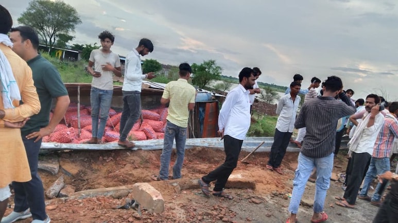 दिल्ली-मुंबई एक्सप्रेस-वे पर बड़ा हादसा, लालसोट के मंदिर से लौट रही महिलाओं को ट्रक ने रौंदा; 4 की मौत दिल्ली-मुंबई एक्सप्रेस-वे पर बड़ा हादसा, लालसोट के मंदिर से लौट रही महिलाओं को ट्रक ने रौंदा; 4 की मौत