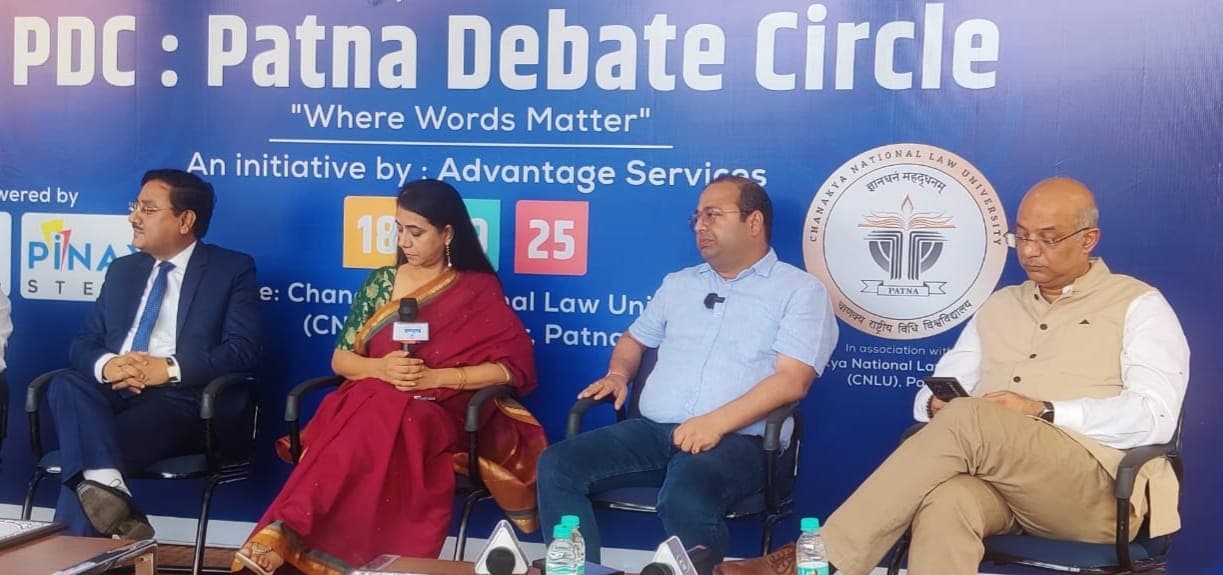 पटना डिबेट सर्किल में मंचासीन अतिथि. पटना डिबेट सर्किल में मंचासीन अतिथि.