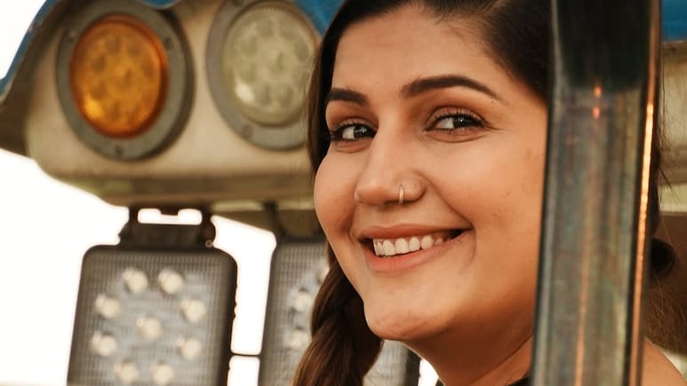 Sapna Choudhary Desi Look: सपना चौधरी के 10 देसी लुक, पांचवीं तस्वीर देख हार बैठेंगे दिल