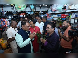 रायपुर की सड़कों पर उतरे CM साय, GST बचत उत्सव पर व्यापारियों और लोगों की बातचीत रायपुर की सड़कों पर उतरे CM साय, GST बचत उत्सव पर व्यापारियों और लोगों की बातचीत