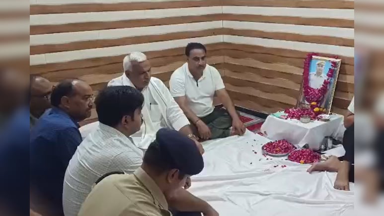 Rajasthan: दौसा हादसे में जान गंवाने वाले कांस्टेबल के घर पहुंचे बेढम, परिजनों को दिया आश्वासन