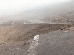किन्नौर में चट्टानें गिरीं और टूटकर नदी में समा गई सड़क, तबाही का रूह कंपाने वाला वीडियो देखें किन्नौर में चट्टानें गिरीं और टूटकर नदी में समा गई सड़क, तबाही का रूह कंपाने वाला वीडियो देखें