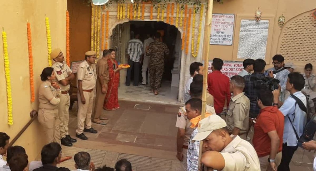 आमेर के शिला माता मंदिर में दर्शन के लिए जाते भक्त. आमेर के शिला माता मंदिर में दर्शन के लिए जाते भक्त.