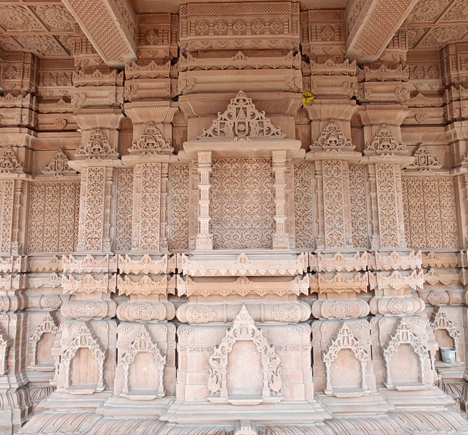 बलुआ पत्थर से बना है स्वामीनारायण मंदिर बलुआ पत्थर से बना है स्वामीनारायण मंदिर