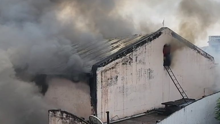 उन्नाव की सरस्वती टॉकीज में लगी आग से फैली सनसनी, फायर ब्रिगेड की तीन गाड़ियों ने पाया काबू उन्नाव की सरस्वती टॉकीज में लगी आग से फैली सनसनी, फायर ब्रिगेड की तीन गाड़ियों ने पाया काबू