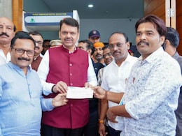 Pune News: पुण्यातील सामान्य भाजी विक्रेत्याचं असामान्य दान! पुरग्रस्तांना मदत करुन घडवले माणूसकीचे दर्शन Pune News: पुण्यातील सामान्य भाजी विक्रेत्याचं असामान्य दान! पुरग्रस्तांना मदत करुन घडवले माणूसकीचे दर्शन