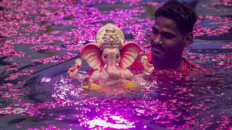 Ganesh Visarjan 2025: अनंत चतुर्दशी कधी आहे? गणपती बाप्पाच्या विसर्जनासाठीचा शुभ काळ जाणून घ्या Ganesh Visarjan 2025: अनंत चतुर्दशी कधी आहे? गणपती बाप्पाच्या विसर्जनासाठीचा शुभ काळ जाणून घ्या