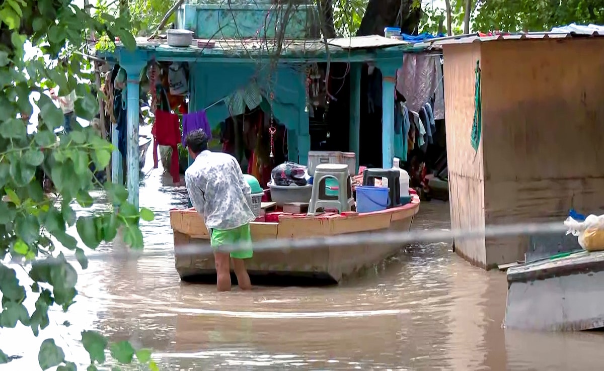 Residents of the Delhis Yamuna Bazar shift to safer locations as water level of the Yamuna River rises. Residents of the Delhis Yamuna Bazar shift to safer locations as water level of the Yamuna River rises.