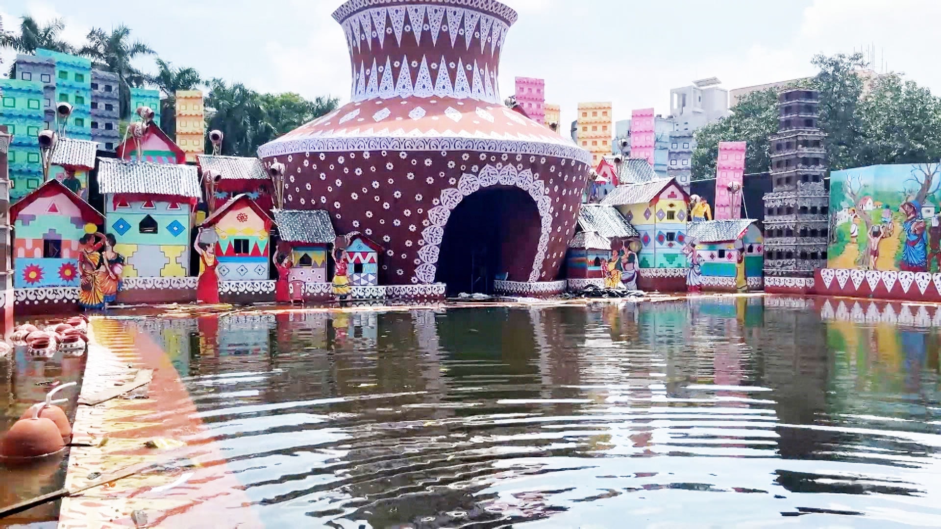Video : Kolkata Flooded, Pandals Hit: No Rain in 24 Hours, Yet Chaos Continues