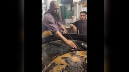 Street Vendor Makes Omelette With Bare Hands And Meat Mix, Internet Feels Nauseous
